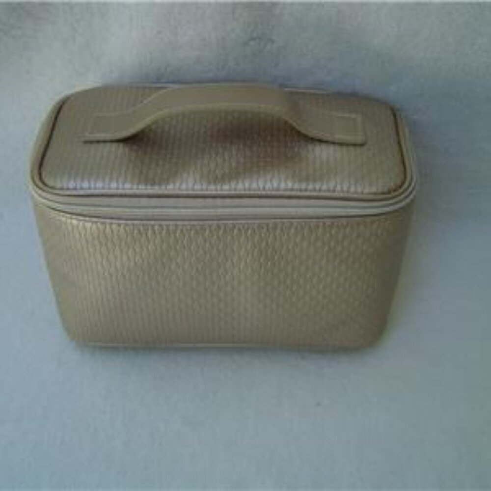 NEW AUTHENTIC BVLGARI PARFUMS GOLD SMALL TRAVEL VANITY CASE NWOT'S